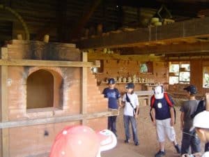 Enfants autour d'un four romain