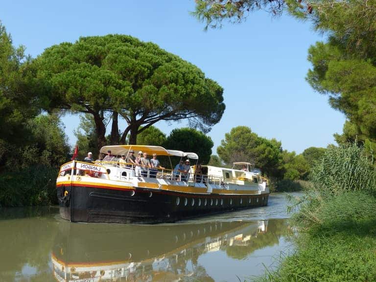 La péniche sur le canal avec des adultes