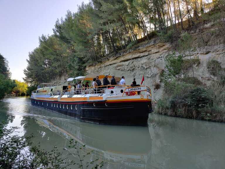 La péniche au Malpas avec un groupe