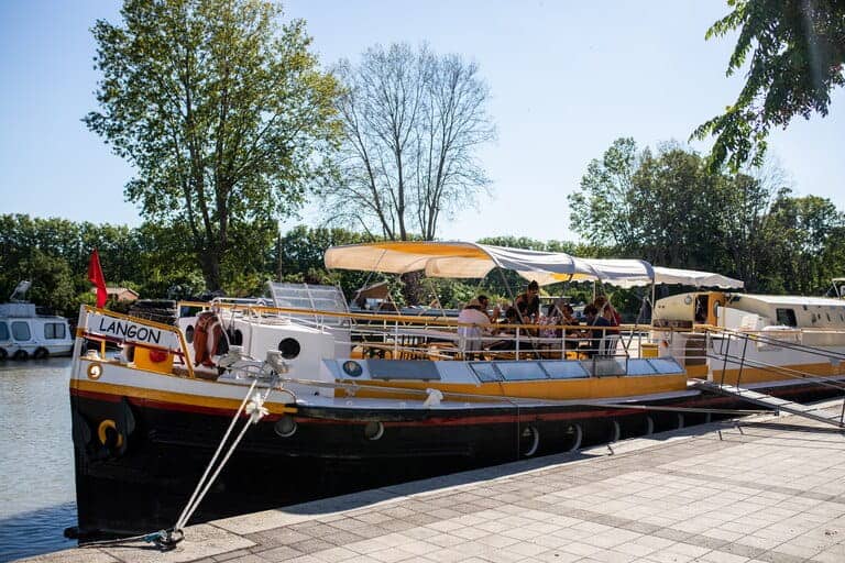 La péniche au port sur le Canal du Midi