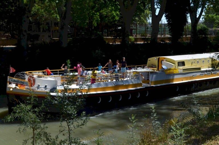 La péniche navigue sur le Canal du Midi