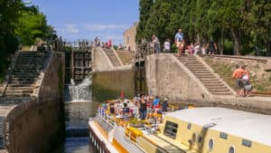 Une péniche dans une écluse