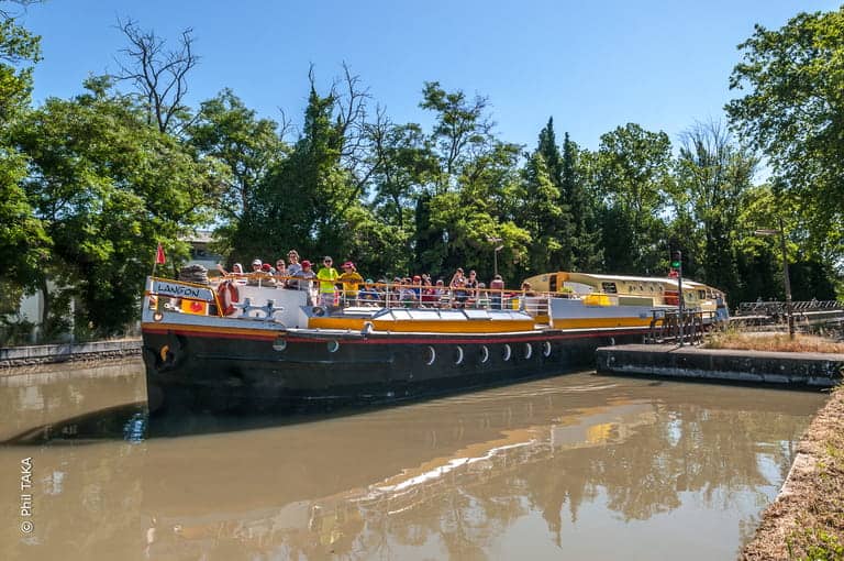 La péniche sort de l'écluse