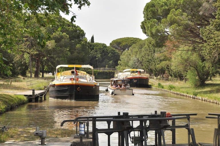 Les péniches amarrées sur le Canal avec un petit bateau