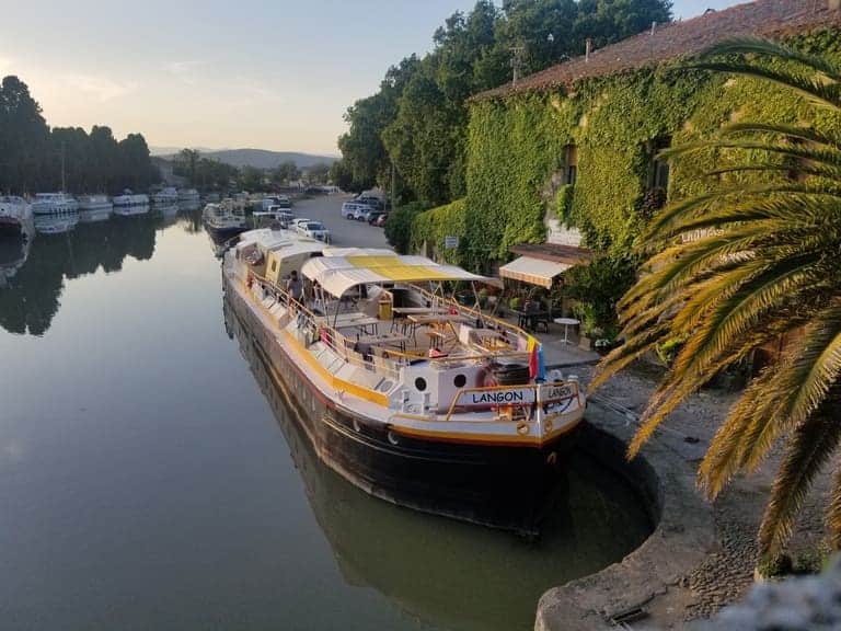 La péniche amarré au Somail sur le Canal du Midi