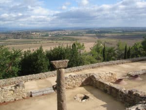 Oppidum d'Ensérune avec une vue sur l'étang assécher
